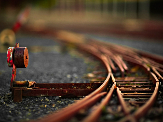 Через рельсы на мотоцикле