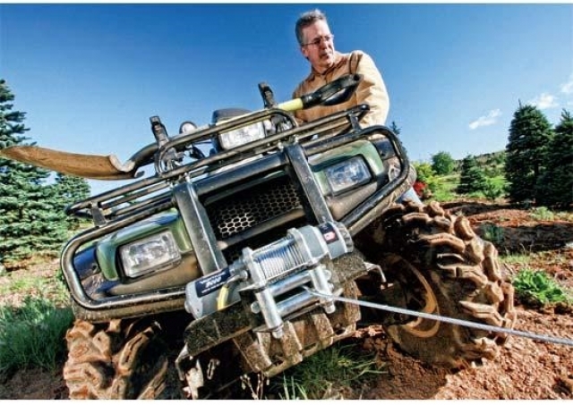 Лебедка для квадроцикла – выбираемся из грязи самостоятельно